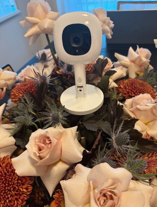 Caméra Nanit au milieu des fleurs à la journée de presse Nanit à l’hôtel Vogue de Montréal