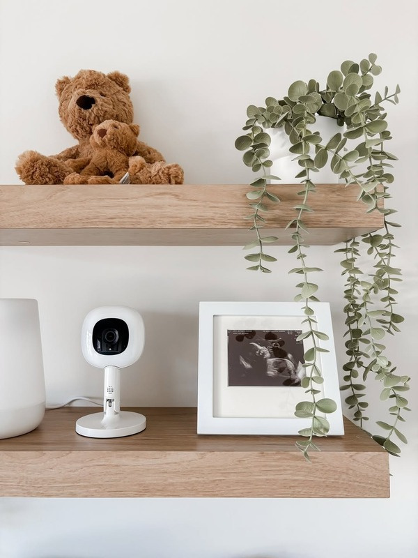 Caméra Nanit Pro sur une tablette de chambre de bébé